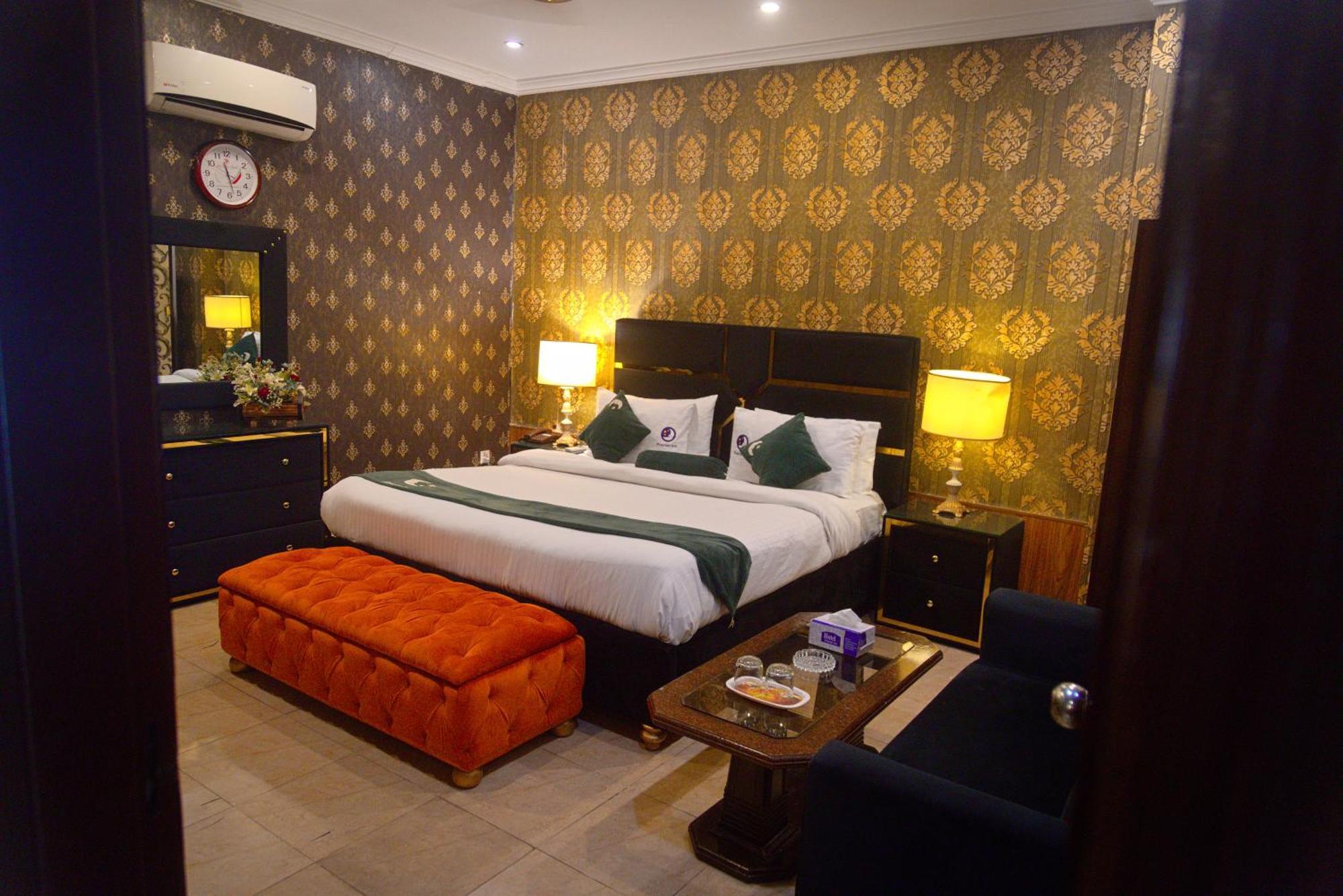 Premier Inn Johar Town Lahore Bagian luar foto