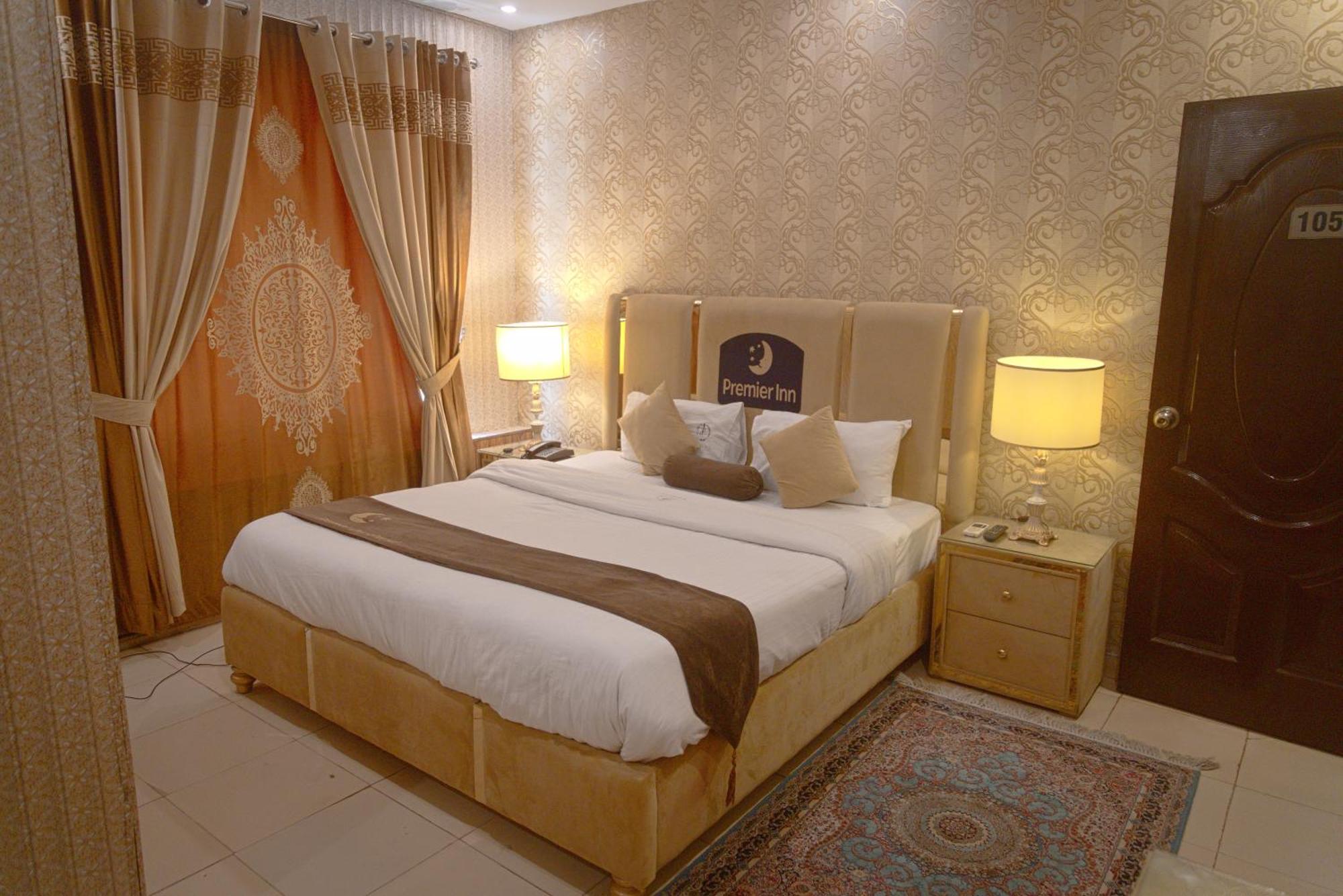 Premier Inn Johar Town Lahore Bagian luar foto