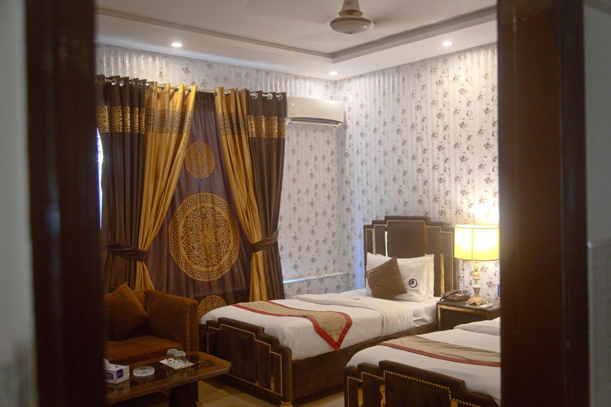 Premier Inn Johar Town Lahore Bagian luar foto