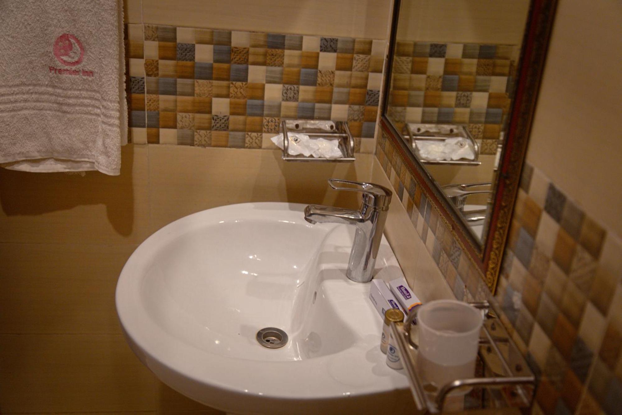 Premier Inn Johar Town Lahore Bagian luar foto