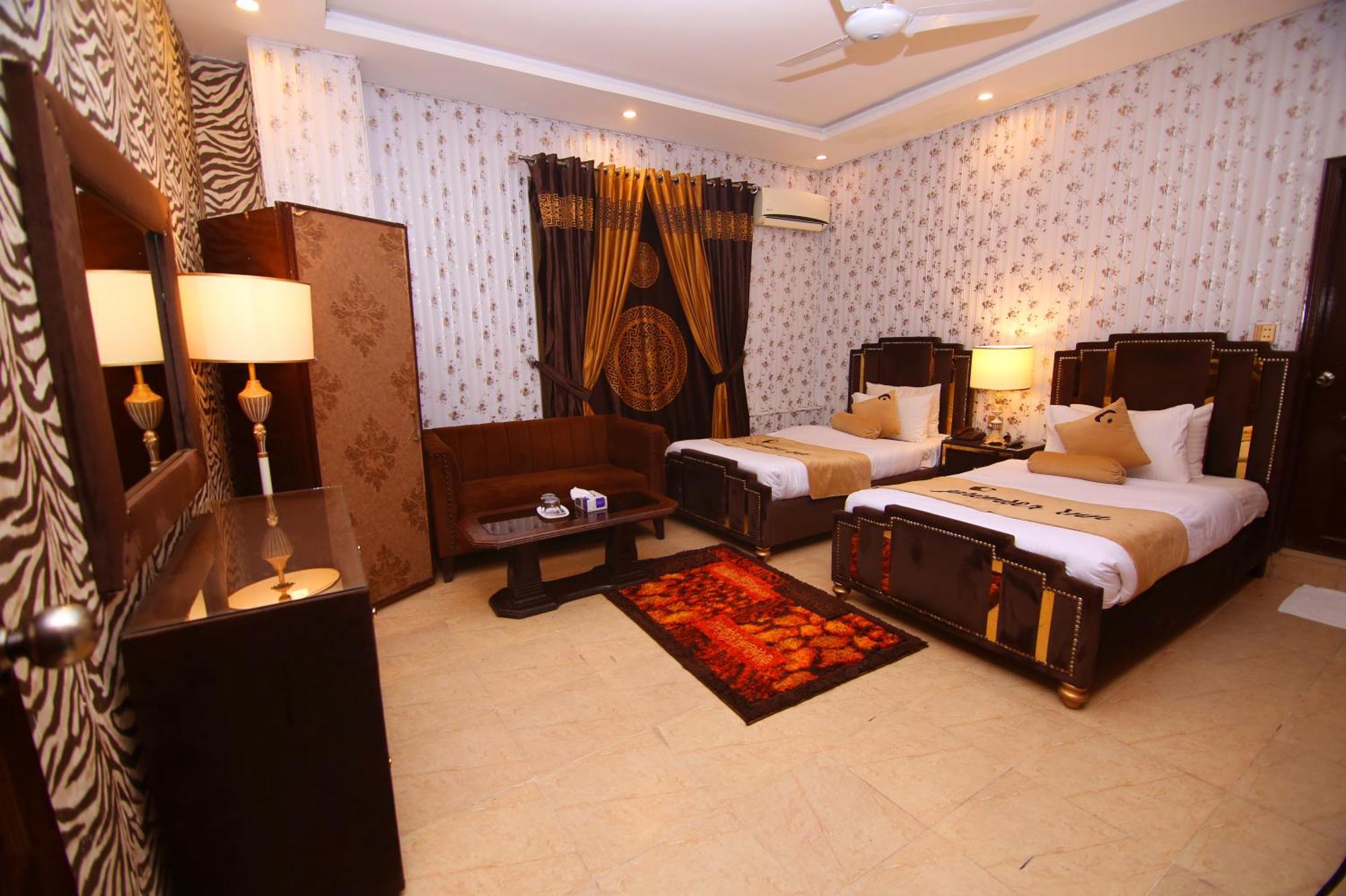 Premier Inn Johar Town Lahore Bagian luar foto