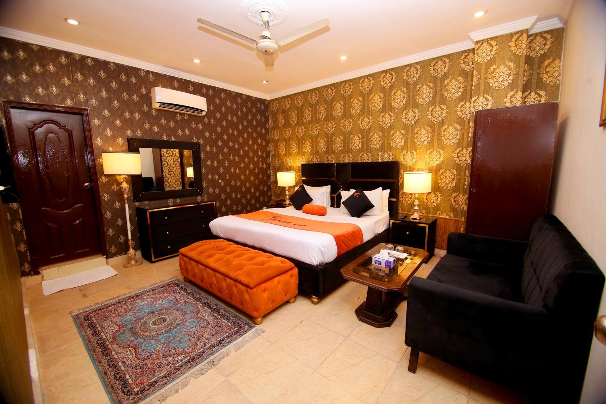 Premier Inn Johar Town Lahore Bagian luar foto