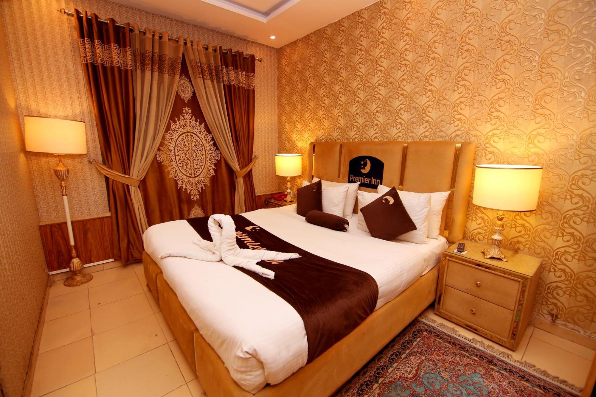 Premier Inn Johar Town Lahore Bagian luar foto